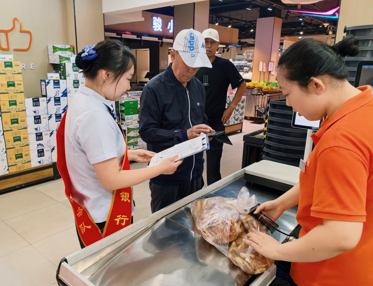 中国建设银行黑河北安支行“张富清金融服务队”指导市民领取政府消费券。图片由中国建设银行黑龙江省分行提供