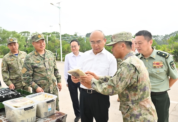在陆军第78集团军某部，许勤与官兵深入交流。
