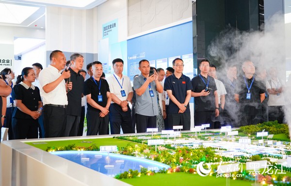 参会专家学者实地走访江河零碳园区。人民网记者 苏靖刚摄
