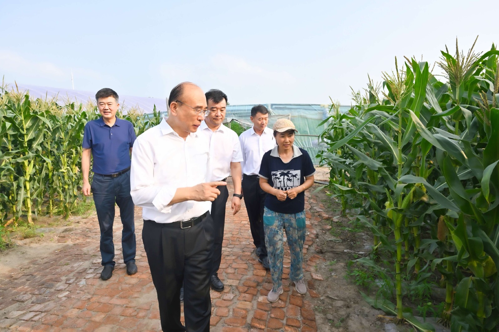 许勤来到肇东市东跃村，看望受灾村民朱一玲。