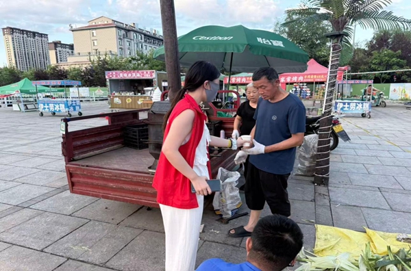 主动为夜市摊主提供爱心茶饮