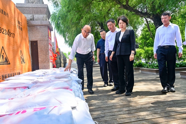 许勤来到佳木斯水文站，详细了解水情、沿江查看堤防。
