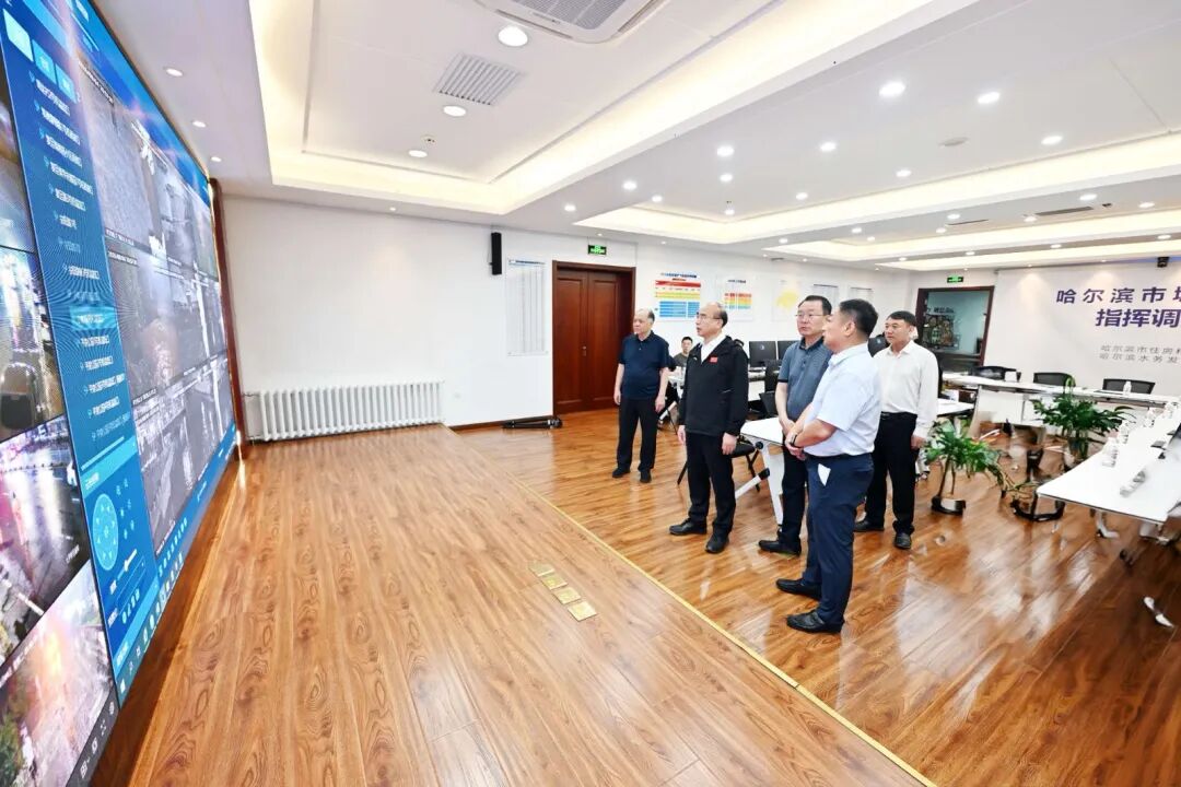 许勤来到哈尔滨市城市防内涝指挥调度中心，了解本轮降雨和积水点位以及排涝情况。