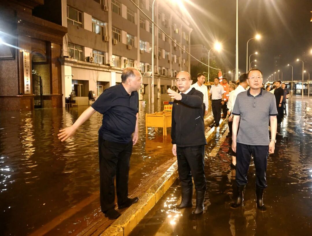 许勤来到哈尔滨市道里区河松街积水部位现场踏查调度，对一线值守和抢险人员表示慰问。