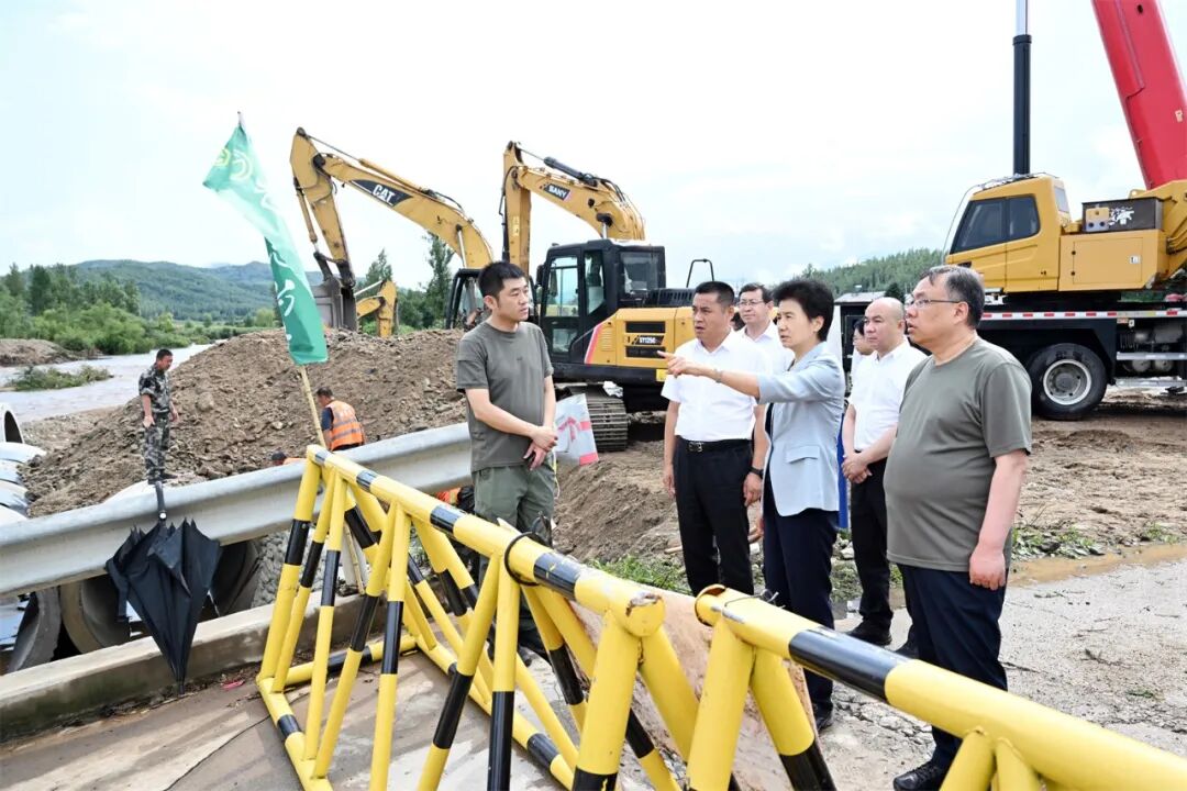在尚志市亚布力镇青山村一心屯，梁惠玲察看过水桥梁坍塌抢修现场，督导防灾减灾救灾、灾后恢复重建等工作落实情况。