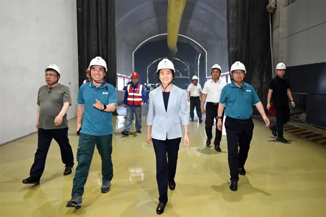 在尚志抽水蓄能电站项目建设现场，梁惠玲察看项目施工进度。