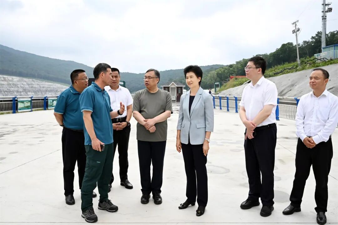 在尚志抽水蓄能电站项目建设现场，梁惠玲了解在建工程防汛情况。