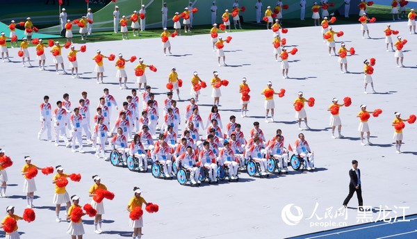 残疾人运动员代表方阵正在进行彩排。人民网记者 张哲鑫摄