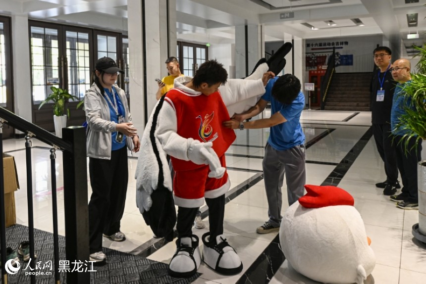 志愿者们帮助演员穿戴服装。人民网记者 尚城摄