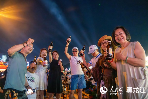 齊齊哈爾烤肉美食節為體育賽事帶來了煙火氣息。人民網記者 徐成龍攝