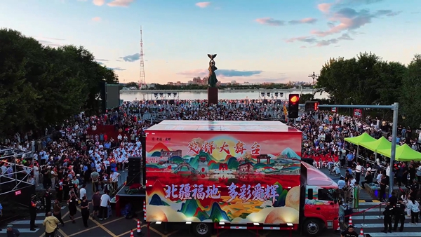 1以文化惠民直通車為載體，搭建在愛輝區中俄界江畔母親廣場的“愛輝大舞台”。胡鵬博 攝
