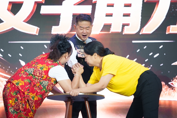 “愛輝大舞台”掰腕子比賽環節，雙方選手鉚足全力，觀眾吶喊助威聲此起彼伏。趙東來 攝