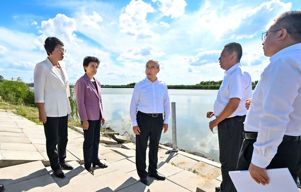 在百鸟湖，许勤、梁惠玲沿湖察看水生态情况。