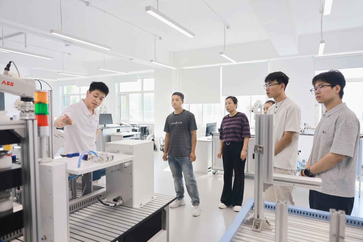 新生家长参观学校实训中心