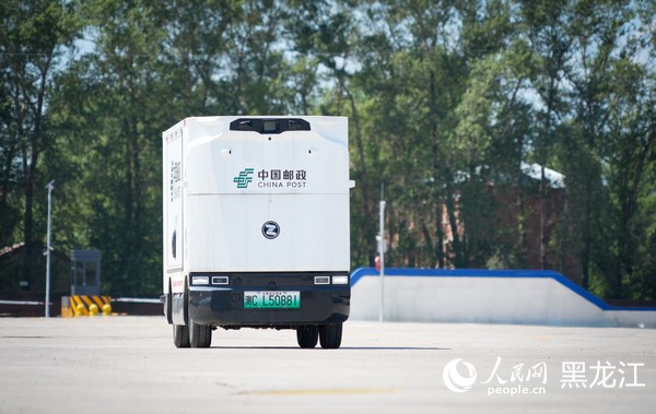 邮政无人车可自动识别路况、规避障碍、精准停靠接驳点。人民网记者 苏靖刚摄