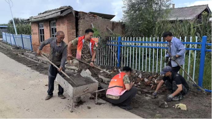 中国建设银行黑龙江省分行驻村队员帮助村民灾后重建。中国建设银行黑龙江省分行供图