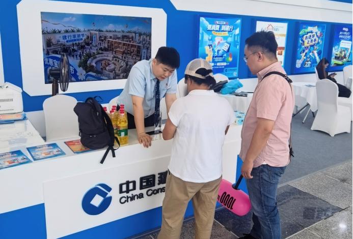 中国建设银行黑龙江省分行工作人员为观展市民和经销商提供金融服务。中国建设银行黑龙江省分行供图