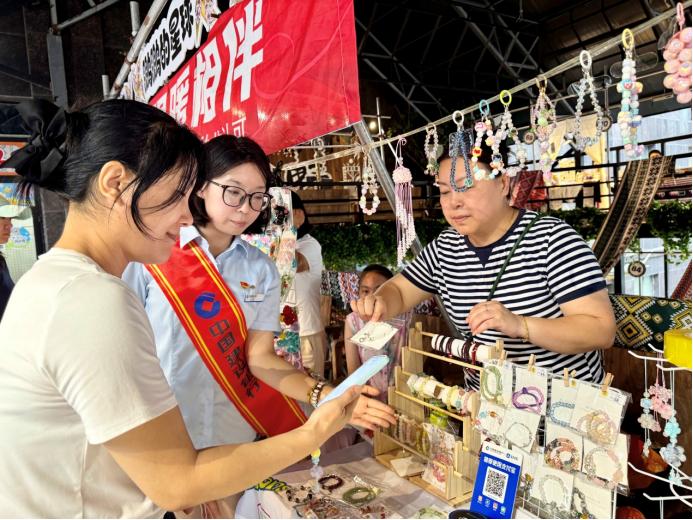 建设银行农垦分行精准对接文创摊主经营需求。中国建设银行黑龙江省分行供图