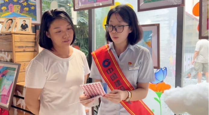 热心市民正在参与“童心遇‘建’爱”特色公益活动。中国建设银行黑龙江省分行供图
