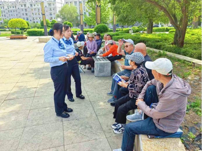 建设银行黑河分行营业部工作人员走进社区开展惠民服务。中国建设银行黑龙江省分行供图