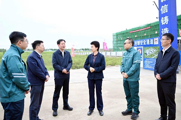 在國網黑龍江省電力有限公司高寒試驗基地，梁惠玲實地察看項目建設進度。