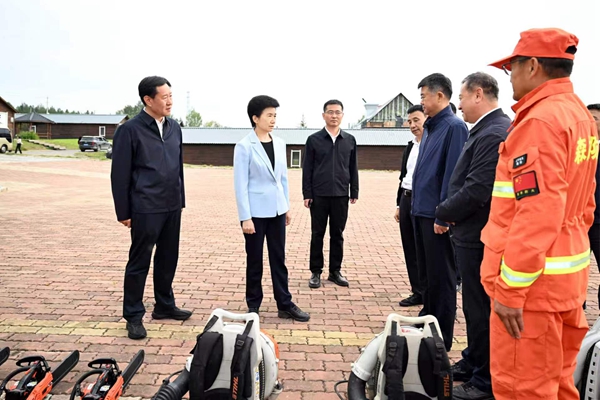 在前哨林場，梁惠玲檢查森林防滅火工作。