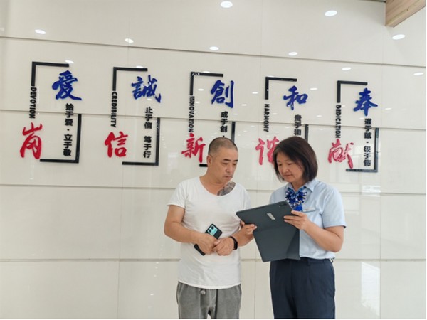 建设银行黑龙江省分行工作人员向市民宣传促消费政策。图片由中国建设银行黑龙江省分行提供