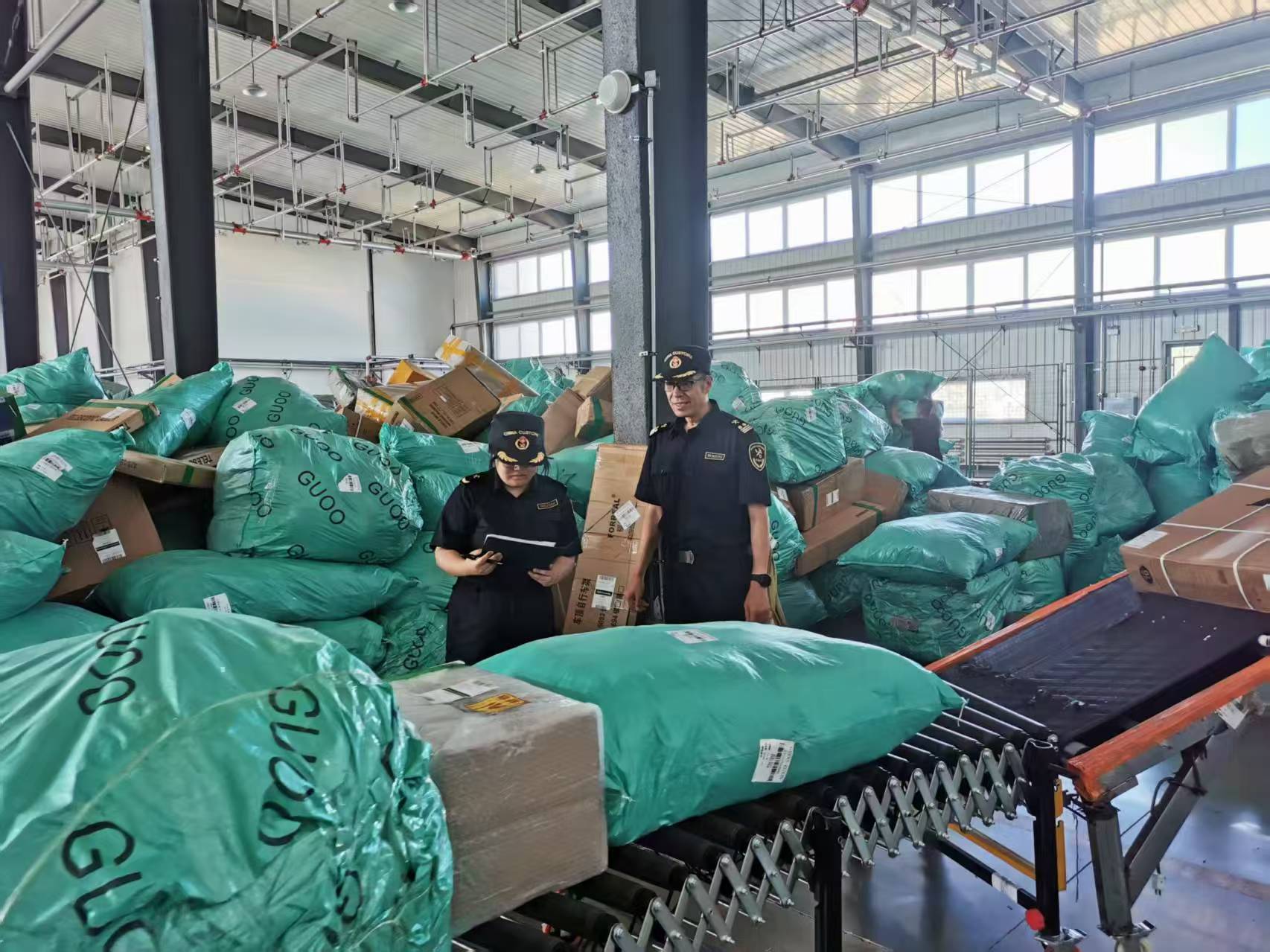 哈尔滨海关所属黑河海关关员对出口跨境电商货物进行查验。哈尔滨海关供图