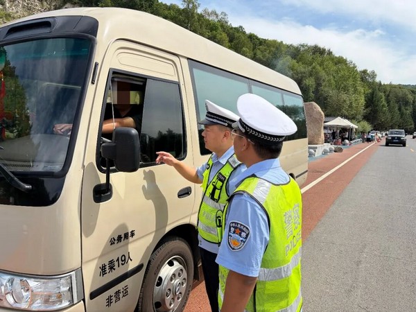 大箐山縣公安局交管大隊對沿途車輛開展安全告知。
