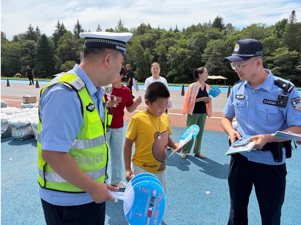 大箐山縣公安局護游民警向游客普及安全防范知識。