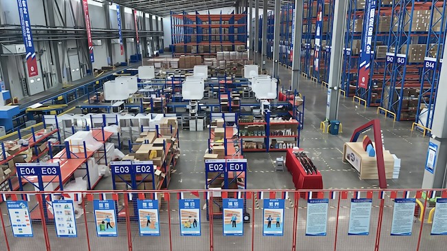 天府盛龍江壹號倉跨境電商發貨現場。