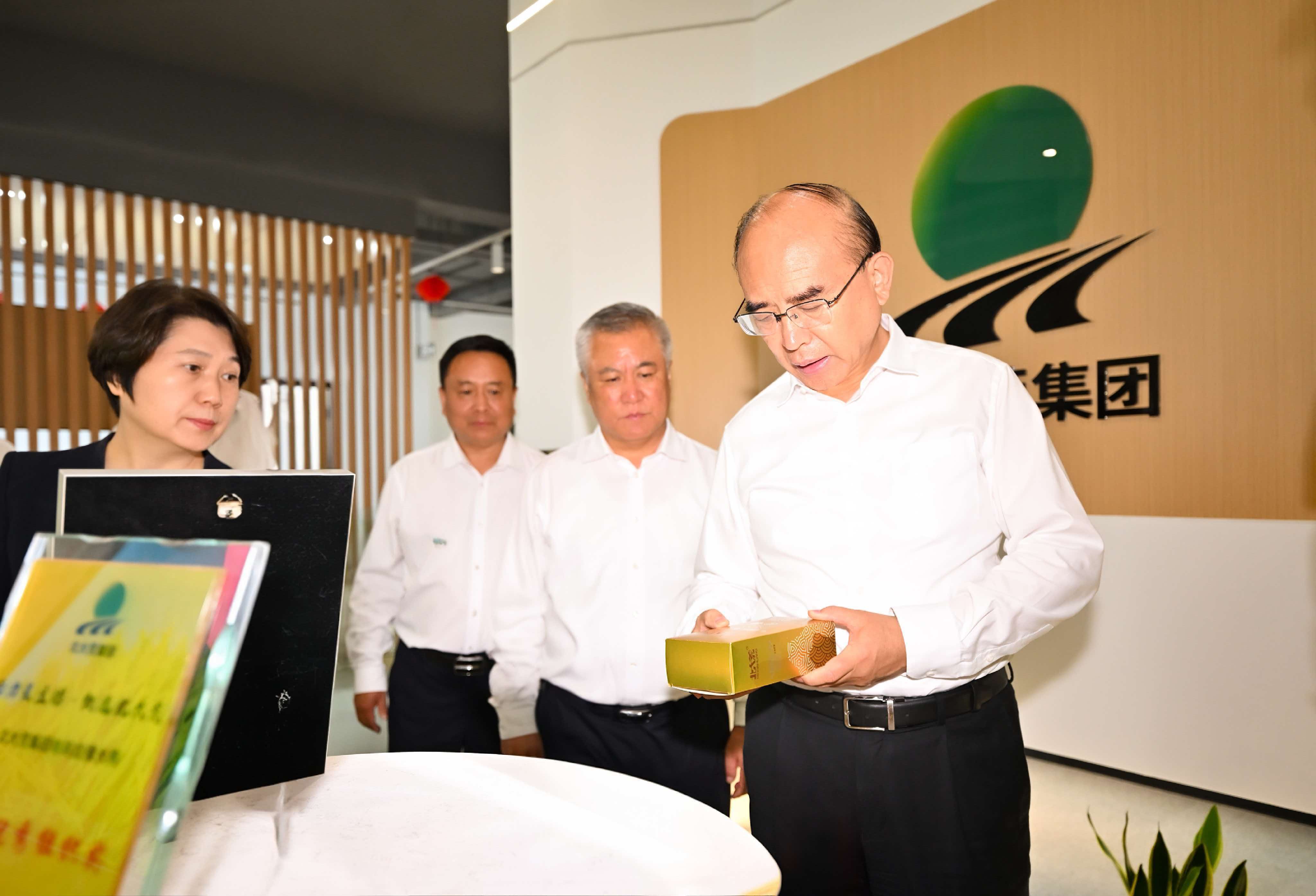在北大荒食品集团（黑龙江）电子商务有限公司，许勤了解农产品营销情况。