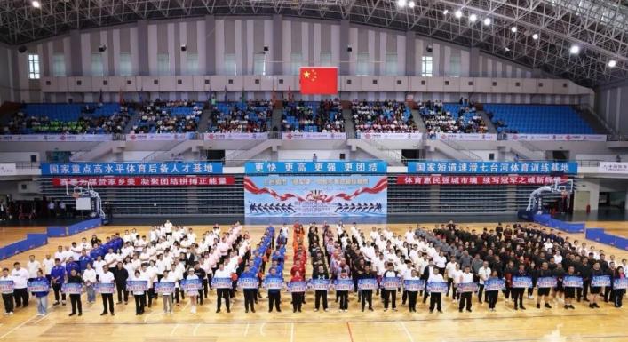 七台河市首屆“冠軍杯”贊家鄉拔河超級聯賽總決賽開賽。七台河市委宣傳部供圖