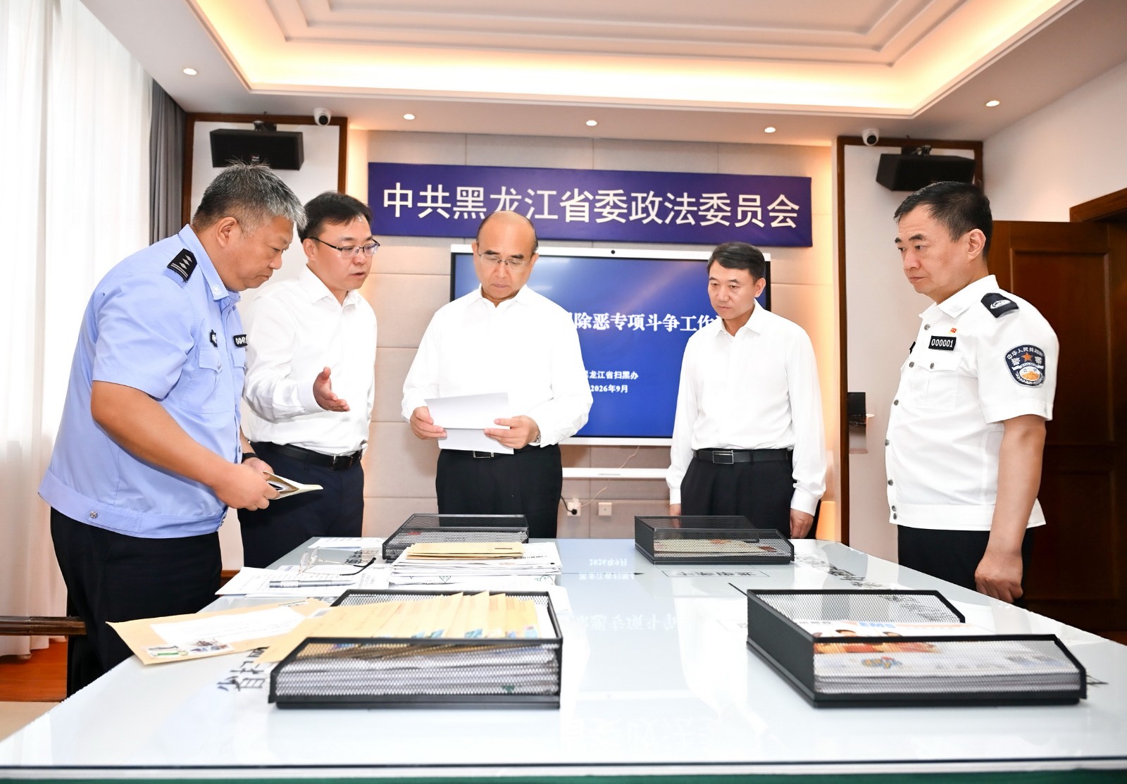 在省委政法委,许勤了解省扫黑办和工作专班运行等情况。