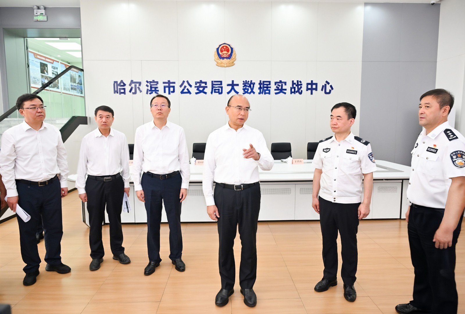 在省公安厅和哈尔滨市公安局,许勤了解涉黑涉恶线索核查、案件侦办等情况。
