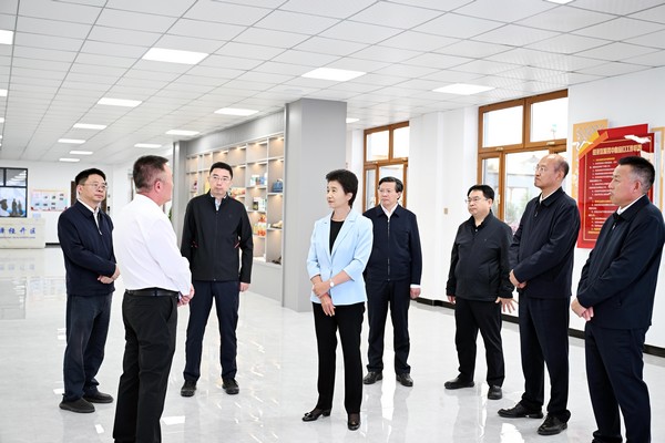 在肇源经济开发区管委会，梁惠玲了解经开区改革发展情况。
