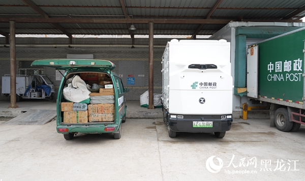 無人配送車沒有駕駛位，裝載率大幅提升。人民網記者 徐成龍攝