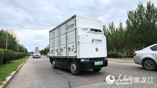 行駛在大慶路面上的無人配送車。人民網記者 徐成龍攝