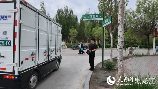 無人車引得學生駐足觀望、拍照打卡。人民網記者 徐成龍攝