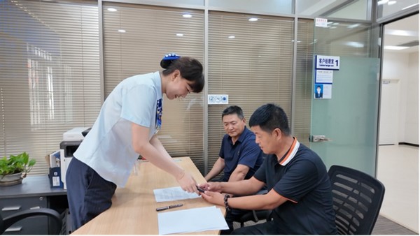 建设银行北安支行正在为符合条件的小微企业申办“安创贷”。中国建设银行黑龙江省分行供图