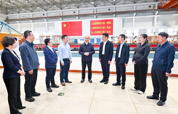 许勤来到哈尔滨工程大学，看望慰问教师代表。