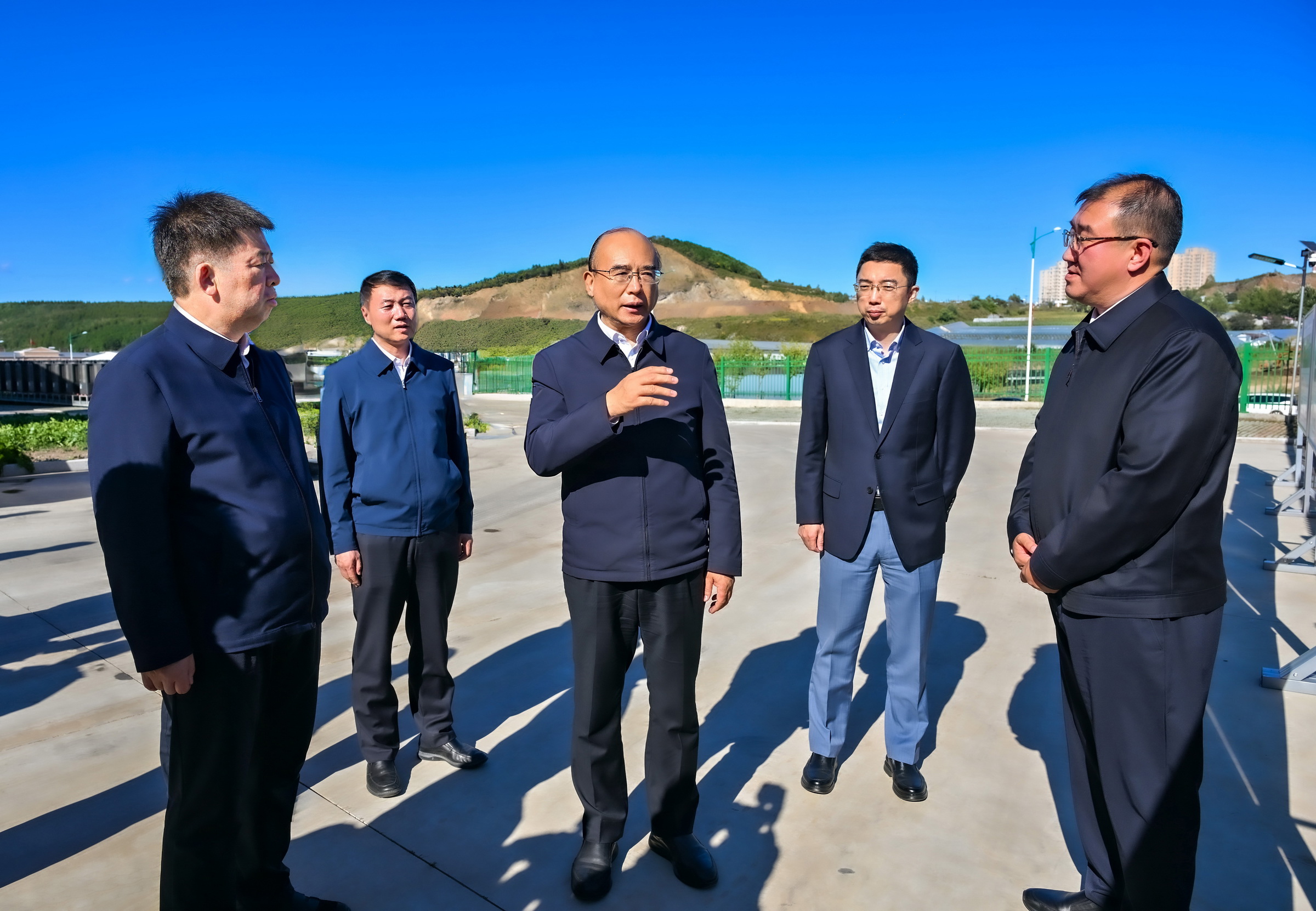 许勤来到绥芬河国际物流谷园区，督导检查综保区、边合区、互贸区运行和“双买双卖”工作。