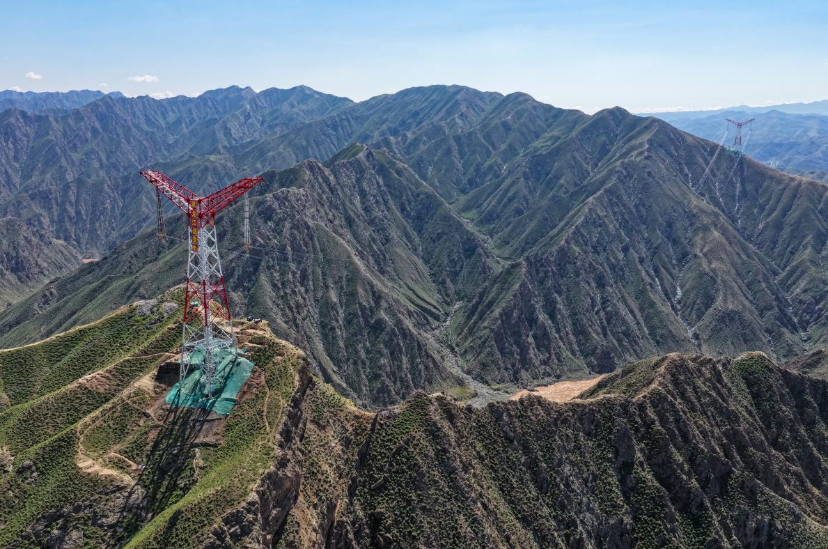 黑龍江送變電公司完成‌甘肅—浙江±800千伏特高壓直流輸電工程黃河大跨越段導地線展放作業。李景澤攝
