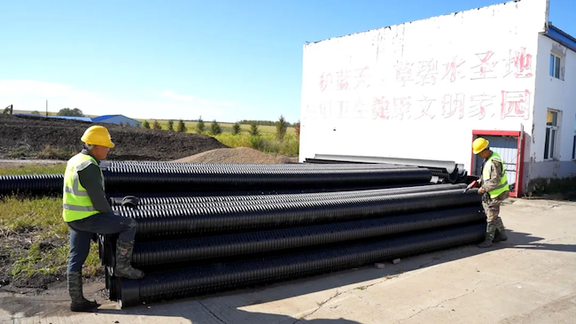 五大連池市生活垃圾填埋場封場工程建設項目現場工作人員正在作業。五大連池市融媒體中心供圖