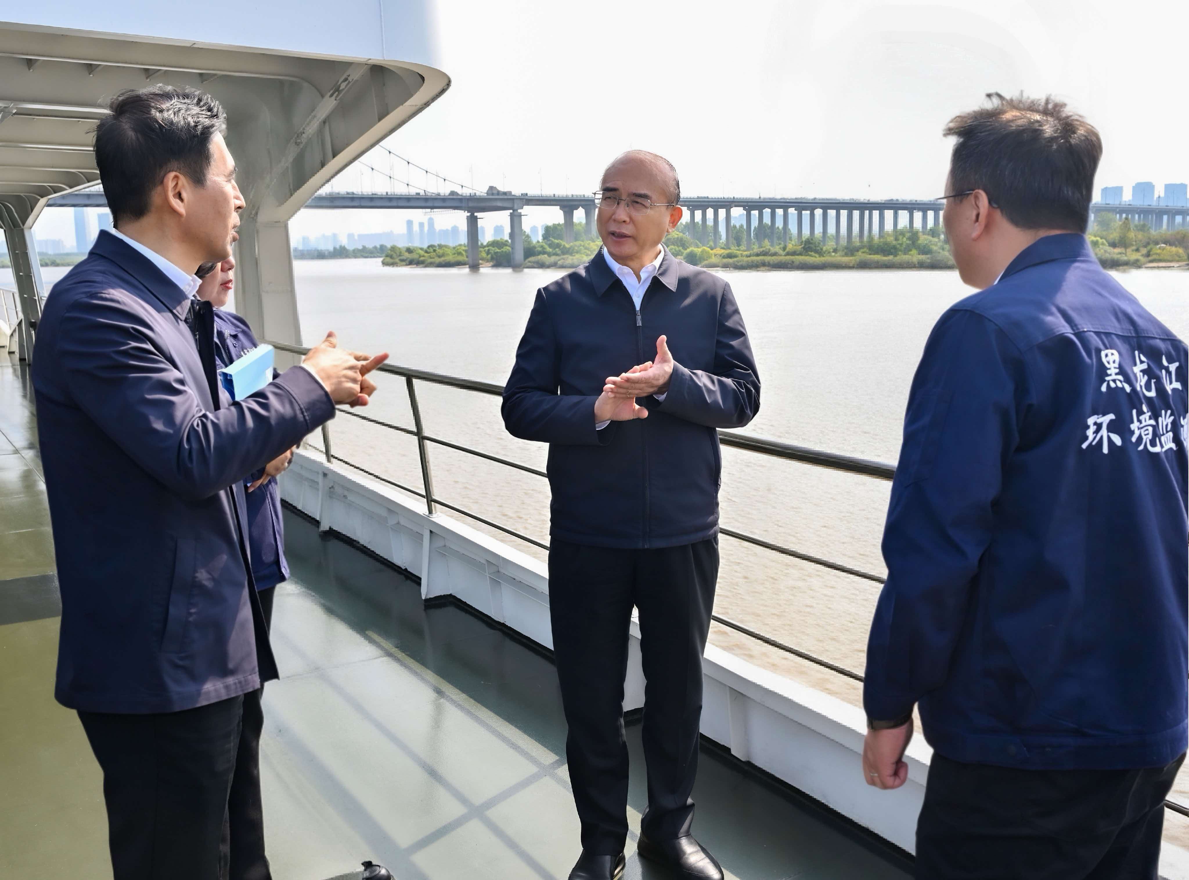 許勤乘船巡查鬆花江哈爾濱段，檢查水生態系統治理和濕地保護等情況。