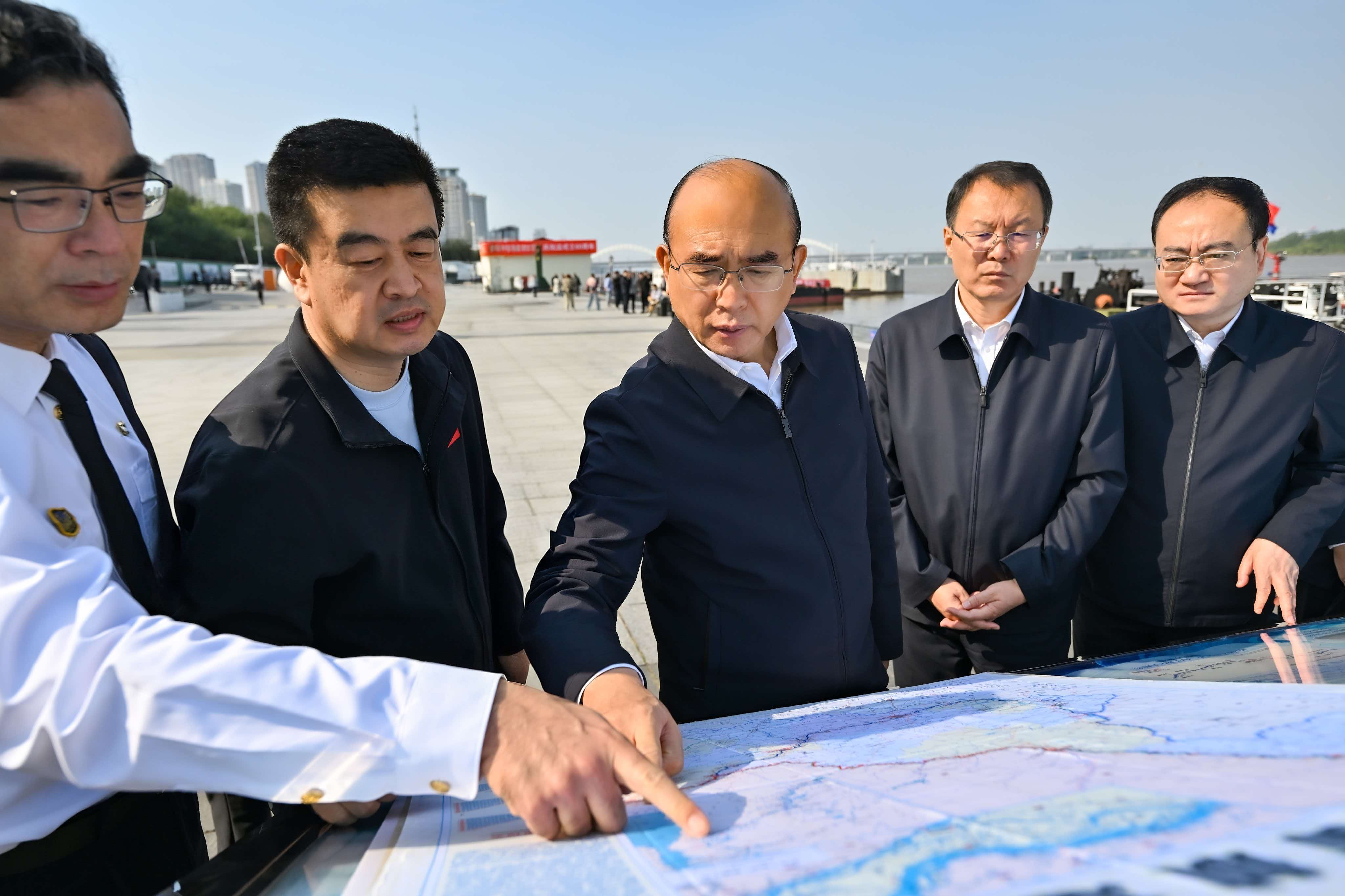 在戊通碼頭，許勤了解江海聯運及鬆花江航道建設、航線運行等情況。