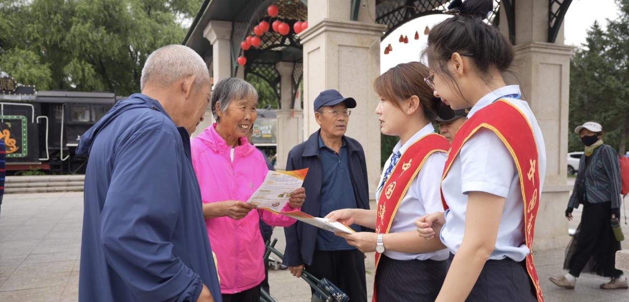 中國建設銀行伊春分行在林都號森林觀光小火車候車區向候車旅客發放宣傳折頁。