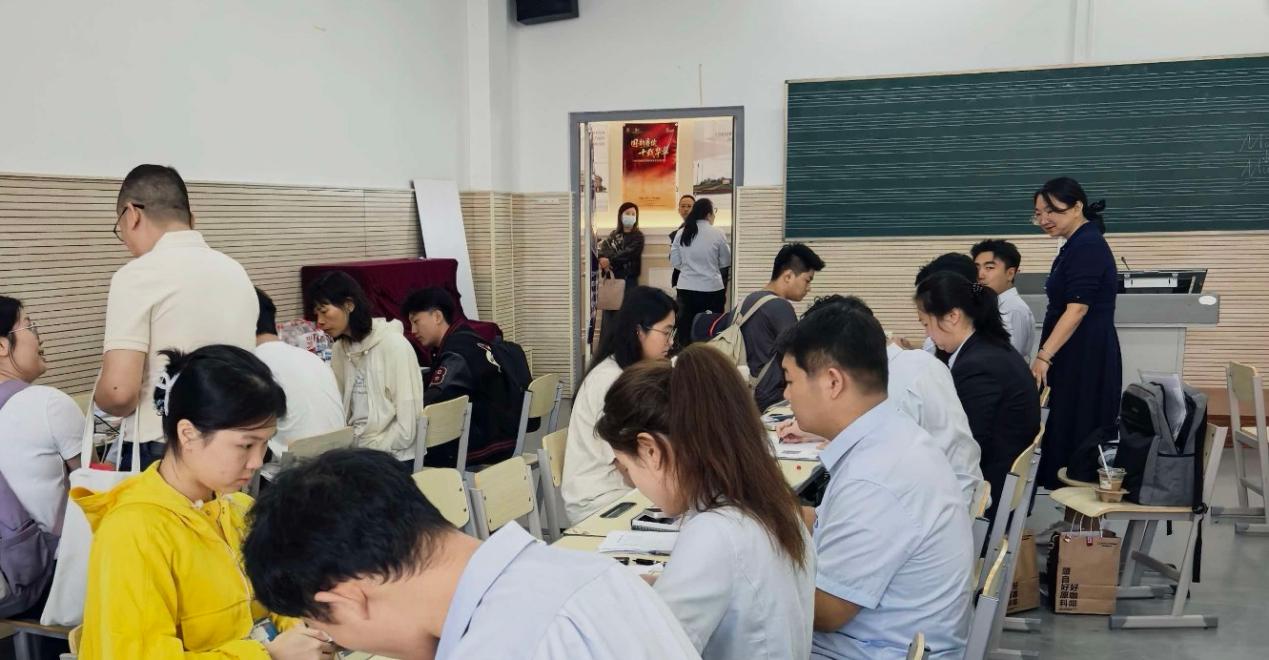 中國建設銀行哈爾濱自貿區支行將服務櫃台“搬”進校園。圖片由中國建設銀行黑龍江省分行提供