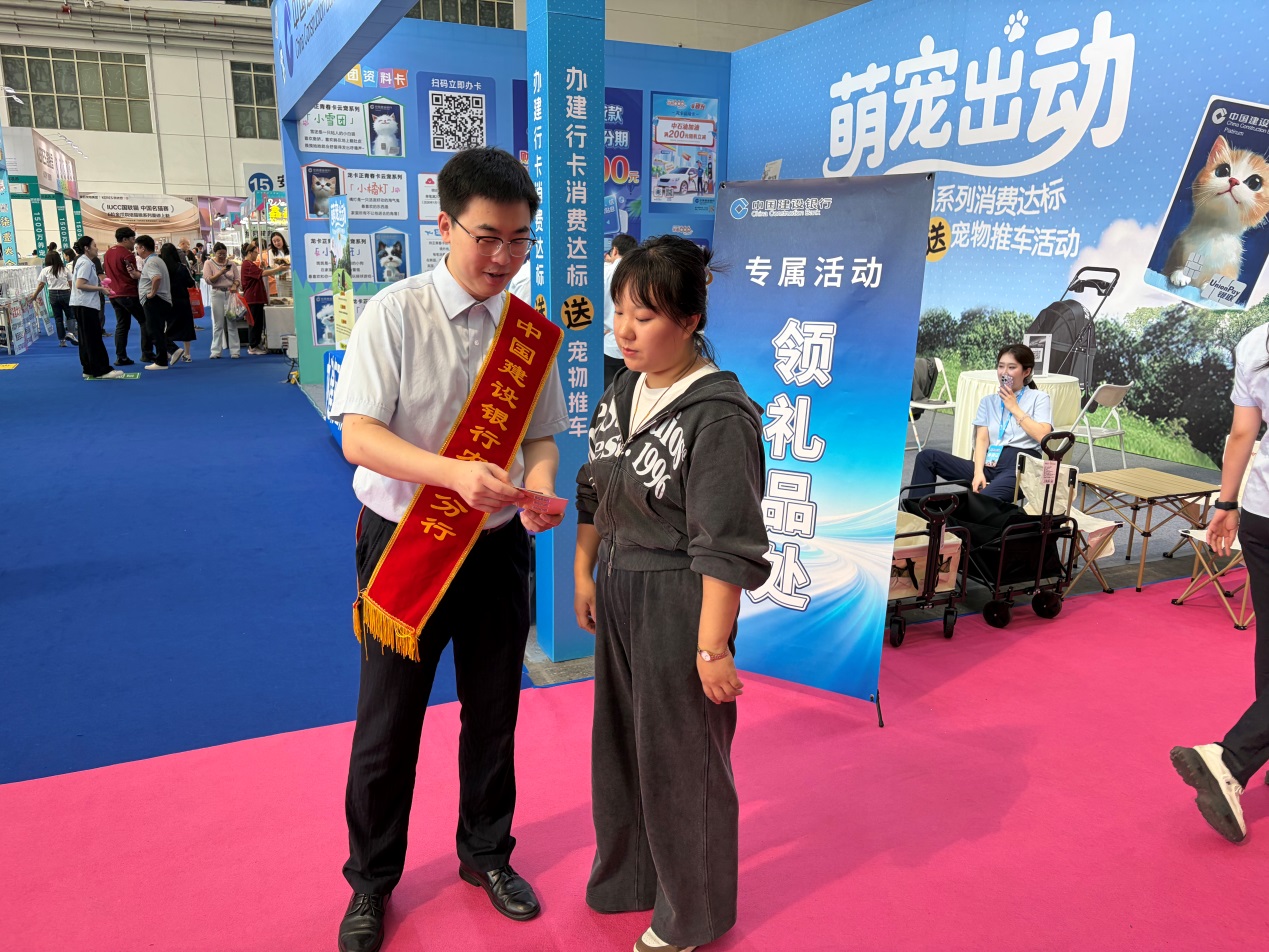 中國建設銀行農墾分行張富清金融服務隊將金融服務送到市民和商戶身邊。中國建設銀行黑龍江省分行供圖