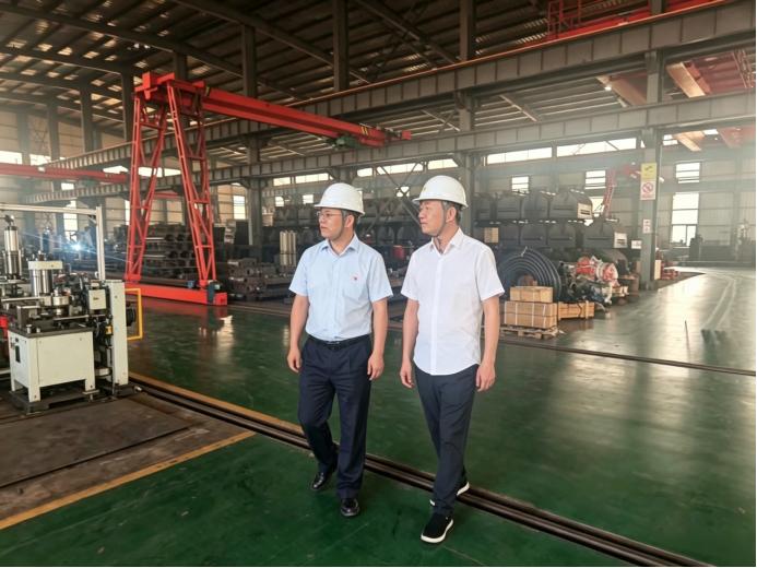中國建設銀行雞西分行工作人員走訪黑龍江某重型機械制造有限公司。圖片由中國建設銀行黑龍江省分行提供.jpg